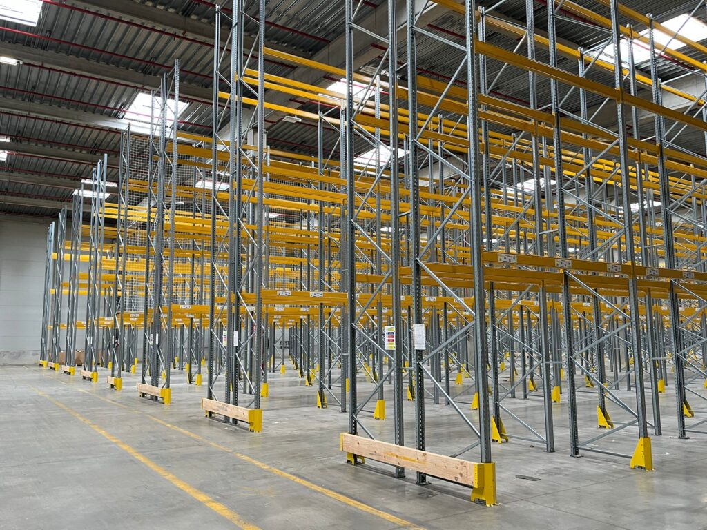 Lot rack à palettes occasion 8 mètres linéaires 27 emplacements installé en entrepôt