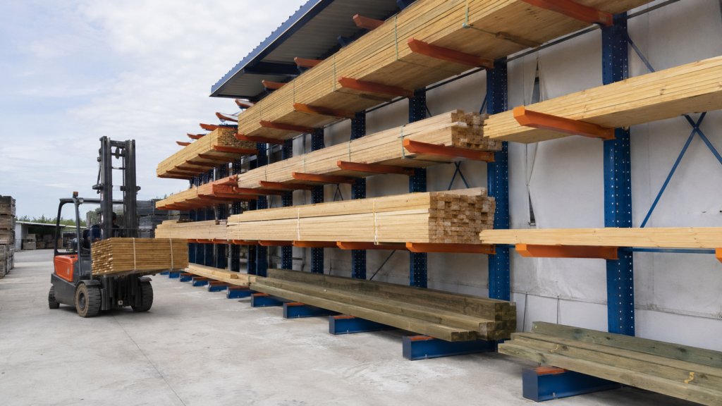 Rack cantilever pour stockage de bois : fardeaux et poutres sur bras en porte-à-faux, chargement au chariot
