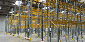 Lot rack à palettes occasion 8 mètres linéaires 27 emplacements installé en entrepôt